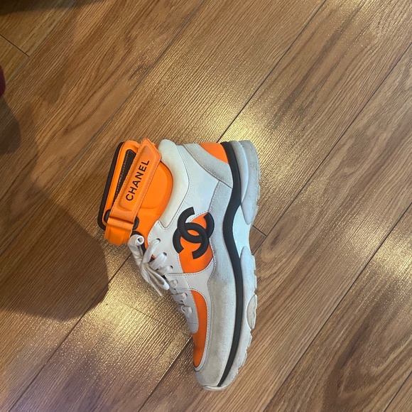 EXCLUSIVE CHANEL HIGHTOPS - Picture 2 of 4